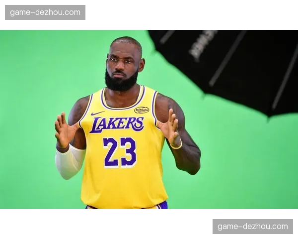 詹姆斯转型无球角色效果显著 连续九场命中率超五成创纪录